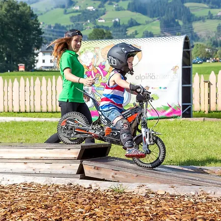 Otel Alpina Zillertal . Family Lifestyle Kinderhotel 4*