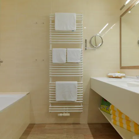 Alpina Zillertal . Family Lifestyle Kinderhotel Fuegen